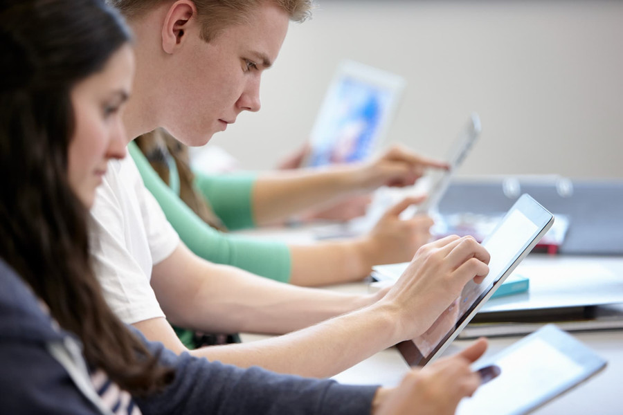 AI používá pro školní účely devět z deseti studentů, ale pravidla má jen pětina škol