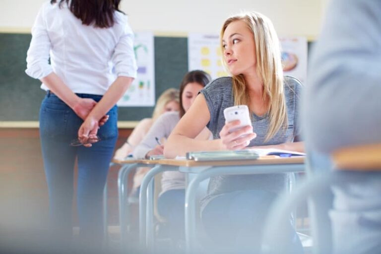 73 procent učitelů by ve školách zakázalo mobily