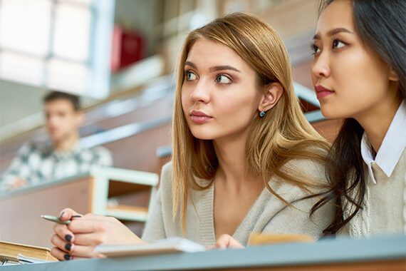 Vysokoškolští studenti kritizují nedostatečné propojení studia s praxí, naopak oceňují kvalitní pedagogy. Tři čtvrtiny z nich jsou proti školnému