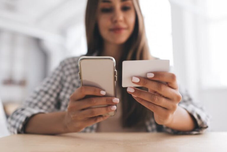 Digitalizaci vnímá pozitivně nebo neutrálně 96 % studentů. Velká většina vítá i nahrazování fyzických karet mobilní aplikací