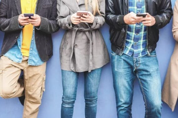 Generace Z: chytrý telefon nemá jen jeden ze sta. Digitalizaci mladí lidé vítají, ale část se bojí o svá osobní data