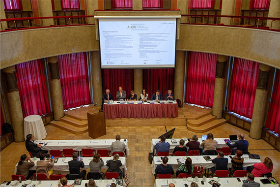 Existují způsoby, jak snížit zatížení ředitelů škol byrokracií? Podle vystupujících na konferenci Alive Forum se některé cesty rýsují